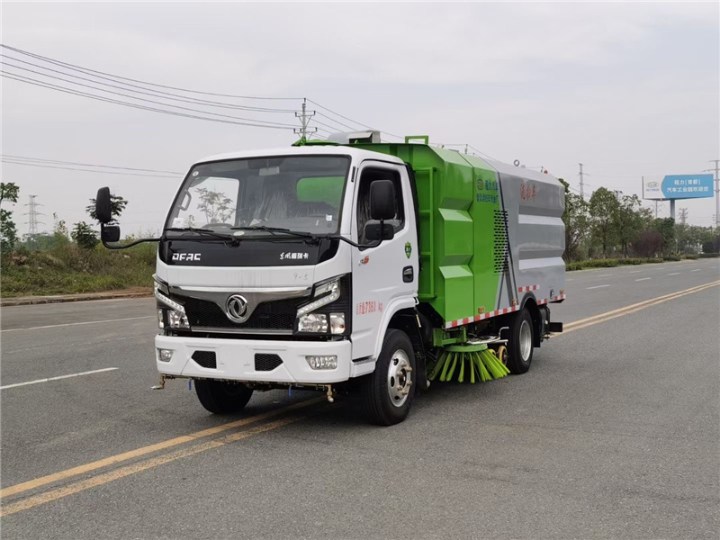 東風(fēng)福瑞卡國六洗掃車有現(xiàn)車，駕駛室內(nèi)一鍵控制，倒車及洗掃狀態(tài)室內(nèi)監(jiān)視器