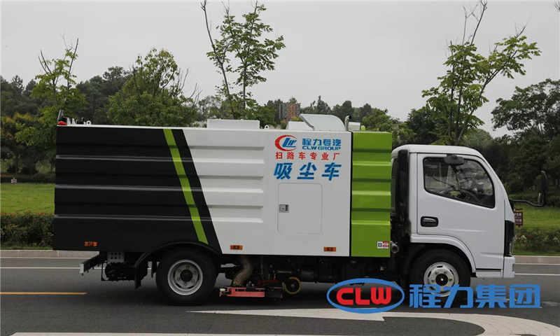 多功能全吸式掃路車是采用技術(shù)研制的新產(chǎn)品又名吸塵車，本產(chǎn)品可有效減少粉塵污染，提高空氣質(zhì)量，降低空氣中可吸入顆粒物的含量