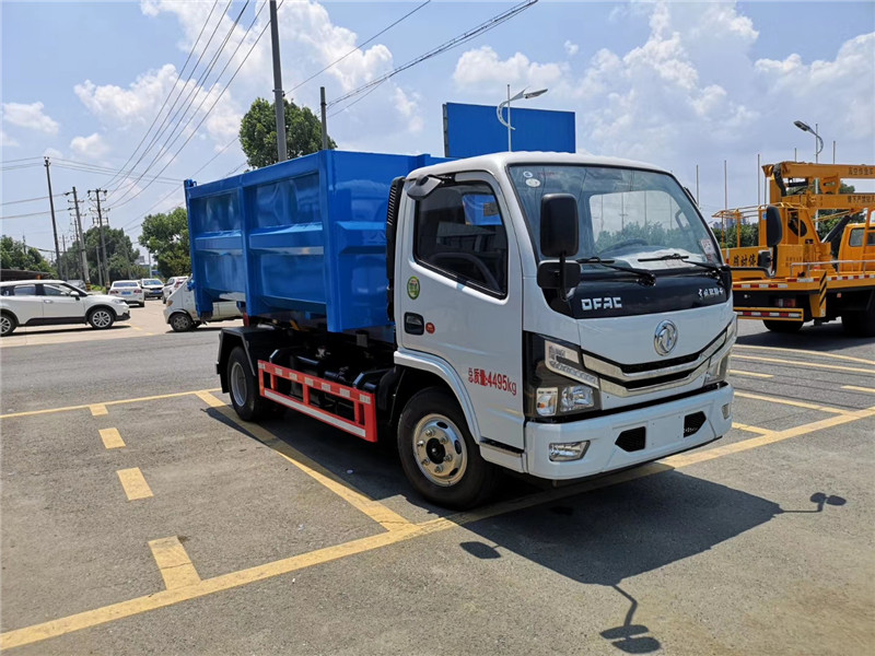 東風(fēng)天錦12噸壓縮垃圾車車尾部帶雙液壓支腿，車身穩(wěn)定