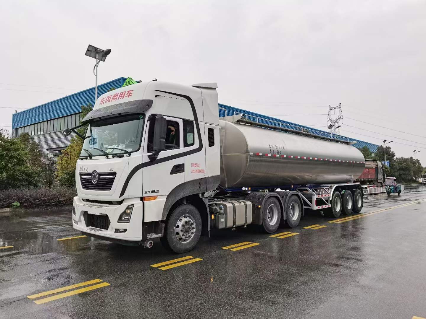 東風(fēng)天龍后八輪鮮奶運(yùn)輸車半掛車