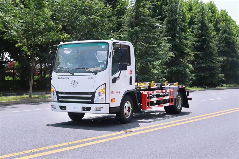 大運藍牌鉤臂垃圾車