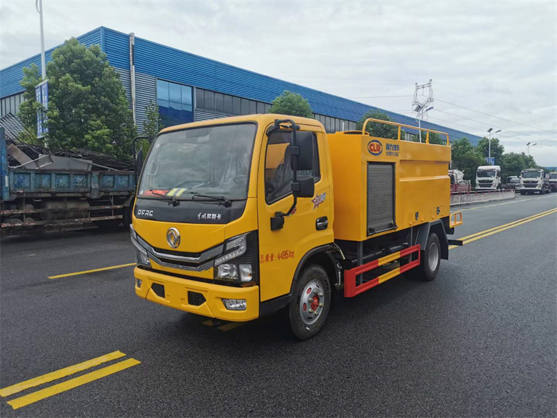 東風(fēng)多利卡路面養(yǎng)護(hù)車